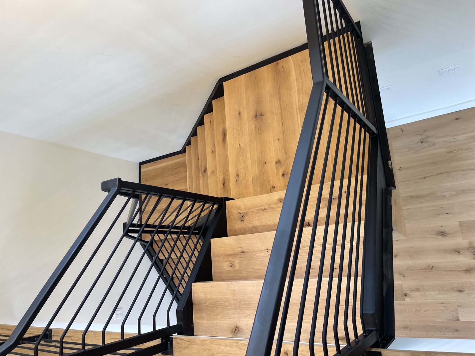 Floating wood treads with mono-stringer iron railing